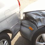 Un BMW care a incercat sa depasasca o coloana de masini s a izbit de un autoturism care intentiona sa vireze pe un drum lateral