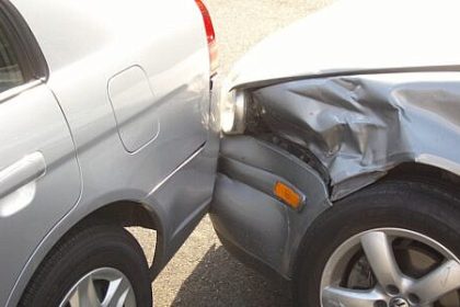 Un BMW care a incercat sa depasasca o coloana de masini s a izbit de un autoturism care intentiona sa vireze pe un drum lateral