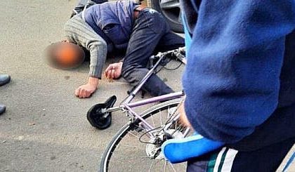 Un barbat beat care a cadut si si a spart fata a mangaait mainile celor care au venit sa l ajute