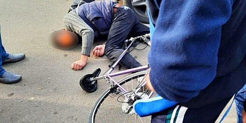 Un barbat beat care a cadut si si a spart fata a mangaait mainile celor care au venit sa l ajute