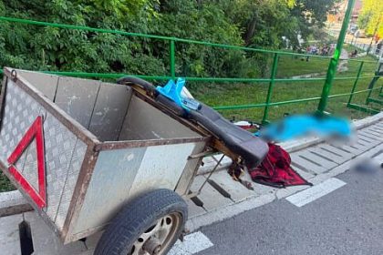Un barbat decedat si doua femei ranite in urma rasturnarii unui motocultor cu remorca la Stamate