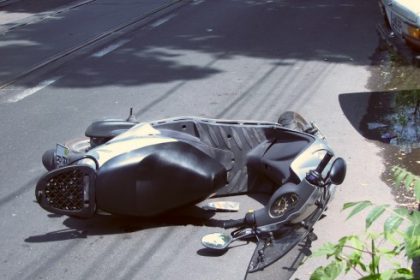 Un barbat in varsta de 80 de ani a fost internat in coma la spital dupa un accident de motoscuter intre Salcea si Veresti