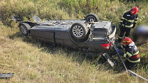 Un biciclist a reusit sa rastoarne un autoturism intr un sant pe centura Radautiului Soferul si pasagerul in varsta de 18 si 21 de ani au fost transportati la spital cu rani
