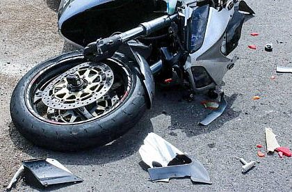 Un motociclist fara permis si a fracturat o mana si un picior dupa ce a lovit un container de pe marginea drumului