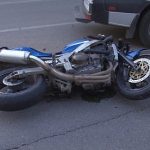 Un motociclist si sotia sa doborati la pamant dupa ce au fost loviti de o masina a carei sofer a inca lcat regulile intr o intersectie