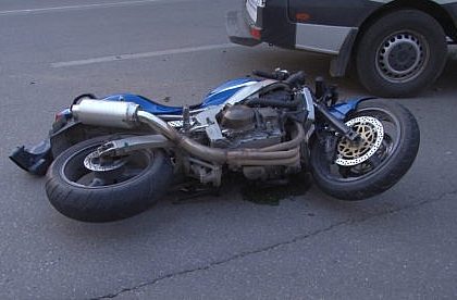 Un motociclist si sotia sa doborati la pamant dupa ce au fost loviti de o masina a carei sofer a inca lcat regulile intr o intersectie