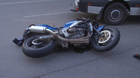 Un motociclist si sotia sa doborati la pamant dupa ce au fost loviti de o masina a carei sofer a inca lcat regulile intr o intersectie