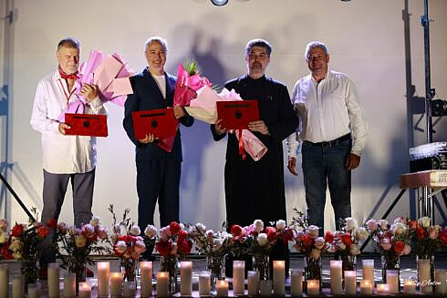 Un preot un actor si un caricaturist Cetateni de Onoare ai municipiului Falticeni Distinctiile le au fost acordate de primarul Catalin Coman in cadrul Gala Festivalului Birlic foto
