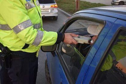 Un sofer baut a oprit masina la aparitia unui echipaj de Politiei si a incercat sa evadeze de consecinte
