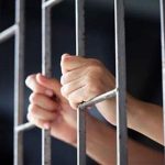 Un sofer beat la volanul unui BMW a distrus tot ce i a stat in cale incercand sa scape de politie pana cand s a oprit intr un gard tanarul de 23 de ani a fost retinut