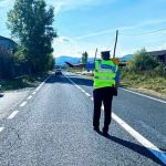 Un tanar de 19 ani fara permis care conducea cu viteza excesiva a incercat sa scape de policisti abandonand masina si continunand pe jos