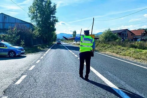 Un tanar de 19 ani fara permis care conducea cu viteza excesiva a incercat sa scape de policisti abandonand masina si continunand pe jos