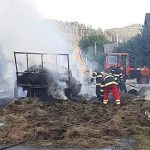 Un tractor incarcat cu baloti de fan a fost cuprins de flacari la Mitocu Dragomirnei