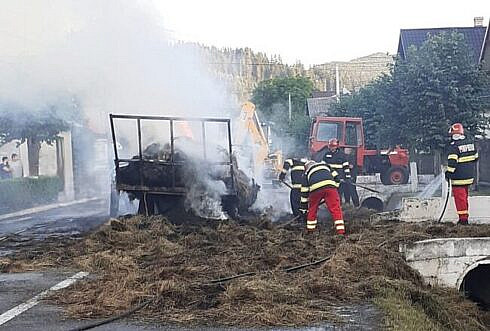 Un tractor incarcat cu baloti de fan a fost cuprins de flacari la Mitocu Dragomirnei