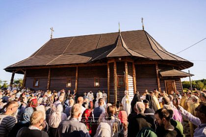Vesmantul sfintirii pentru Biserica Sfintii Arhangheli Mihail si Gavriil din Mesteceni Protopopiatul Falticeni