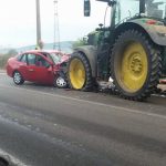 accident intre un tractor si o masina la galanesti politia a descoperit ca tractorul nu era inmatriculat si transporta lemn ilegal