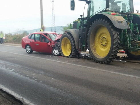 accident intre un tractor si o masina la galanesti politia a descoperit ca tractorul nu era inmatriculat si transporta lemn ilegal