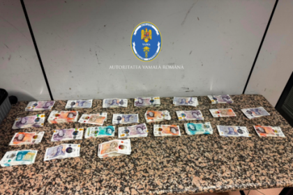 aproximativ 36000 de lire sterline gasite la doi cetateni romani pe aeroportul otopeni