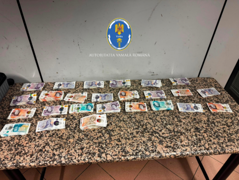 aproximativ 36000 de lire sterline gasite la doi cetateni romani pe aeroportul otopeni