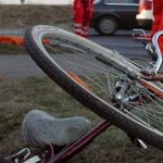biciclist cu multiple fracturi dupa ce a fost lovit de o masina fortand patrunderea intr o intersectie fara a se asigura