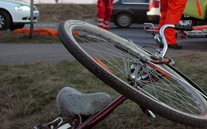 biciclist cu multiple fracturi dupa ce a fost lovit de o masina fortand patrunderea intr o intersectie fara a se asigura