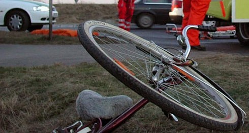 biciclist cu multiple fracturi dupa ce a fost lovit de o masina fortand patrunderea intr o intersectie fara a se asigura