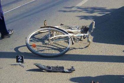 biciclist de 62 de ani accidentat de o masina condusa de un sofer de 75 de ani in solca