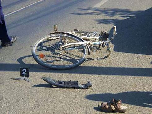 biciclist de 62 de ani accidentat de o masina condusa de un sofer de 75 de ani in solca