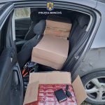 doi contrabandisti de tigari opriti in trafic la scheia au incercat sa evadeze dar au fost blocati de politisti in autoturism s au descoperit 2120 de pachete de tigarete