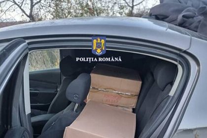 doi contrabandisti de tigari opriti in trafic la scheia au incercat sa evadeze dar au fost blocati de politisti in autoturism s au descoperit 2120 de pachete de tigarete