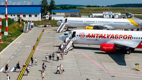 dublu record aeroportul suceava depaseste pentru a doua luna la rand 100000 de calatori sholdan ne aflam pe locul sase la traficul total de pasageri si pe patru la traficul catre destinatiile din afara spatiului schengen