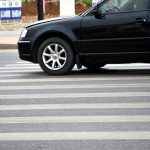 femeie accidentata de o alta femeie care a trecut cu masina peste ea pe o trecere de pietoni in suceava