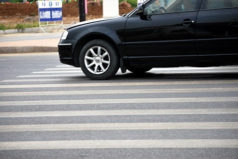 femeie accidentata de o alta femeie care a trecut cu masina peste ea pe o trecere de pietoni in suceava
