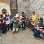 flux mare de oameni in cetatea de scaun a sucevei in prima seara a festivalului medieval numar dublu fata de anul trecut