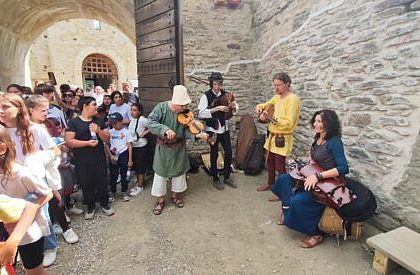 flux mare de oameni in cetatea de scaun a sucevei in prima seara a festivalului medieval numar dublu fata de anul trecut