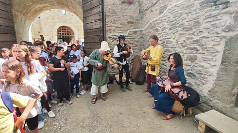 flux mare de oameni in cetatea de scaun a sucevei in prima seara a festivalului medieval numar dublu fata de anul trecut