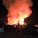 incendiu devastator in satul calinesti cuparencu afectand mai multe case pompierii intervin cu 9 autospeciale patru persoane au necesitat interventia medicului