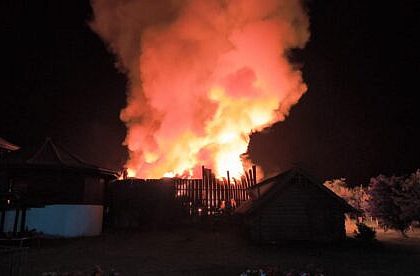 incendiu devastator in satul calinesti cuparencu afectand mai multe case pompierii intervin cu 9 autospeciale patru persoane au necesitat interventia medicului