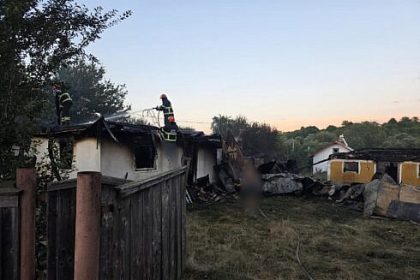 jocul copiilor cu focul a provocat un incendiu devastator care a distrus doua gospodarii in calinesti cuparencu patru persoane au necesitat asistenta medicala foto