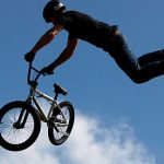 minor de 14 ani investigat de parchetul de pe langa judecatoria campulung moldovenesc dupa ce si a fracturat piciorul in timp ce facea acrobatii cu bicicleta in parcarea unei benzinarii
