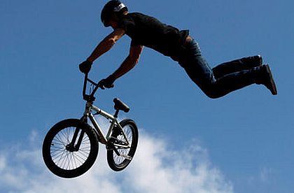 minor de 14 ani investigat de parchetul de pe langa judecatoria campulung moldovenesc dupa ce si a fracturat piciorul in timp ce facea acrobatii cu bicicleta in parcarea unei benzinarii