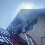 pagube semnificative causate de un incendiu la o casa din basarabi preutesti o tanara de 19 ani a suferit un atac de panica foto
