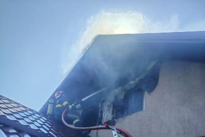 pagube semnificative causate de un incendiu la o casa din basarabi preutesti o tanara de 19 ani a suferit un atac de panica foto