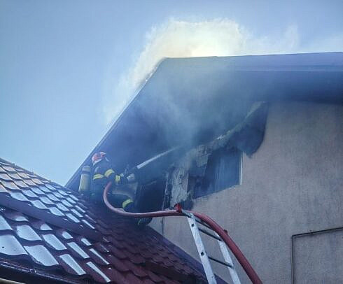 pagube semnificative causate de un incendiu la o casa din basarabi preutesti o tanara de 19 ani a suferit un atac de panica foto