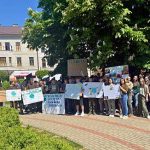 peste 1700 de elevi au transformat romania intr un mediu mai verde 134 de tone de deseuri recicate 75000 de copaci plantati si 60000 de elevi la cursuri de educatie ecologica