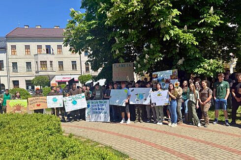 peste 1700 de elevi au transformat romania intr un mediu mai verde 134 de tone de deseuri recicate 75000 de copaci plantati si 60000 de elevi la cursuri de educatie ecologica