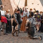 poveste de dragoste intre un cavaler si o domnita incheiata cu o cerere in casatorie la festivalul medieval de la suceava foto