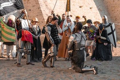 poveste de dragoste intre un cavaler si o domnita incheiata cu o cerere in casatorie la festivalul medieval de la suceava foto