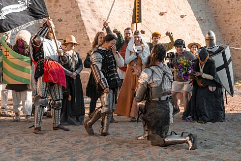 poveste de dragoste intre un cavaler si o domnita incheiata cu o cerere in casatorie la festivalul medieval de la suceava foto