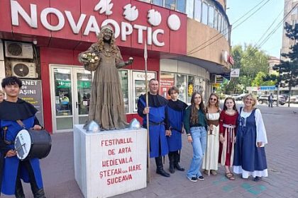 statuile vivante care anunta inceperea festivalului medieval si au facut aparitia in suceava